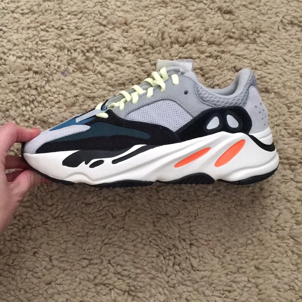 YEEZY boost 700